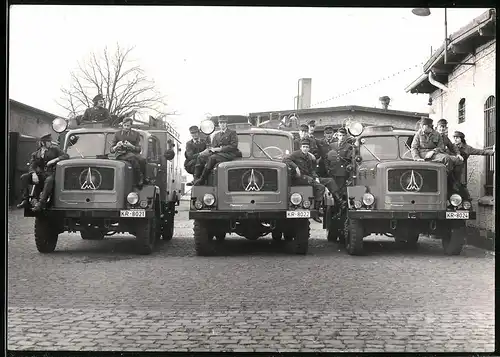 Fotografie unbekannter Fotograf, Ansicht Krefeld, Lastwagen Magirus-Deutz Mercur, Feuerwehr Löschzug einer Feuerwache