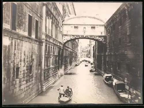 Fotografie unbekannter Fotograf, Ansicht Venedig - Venezia, Gondeln unter der Seufzerbrücke