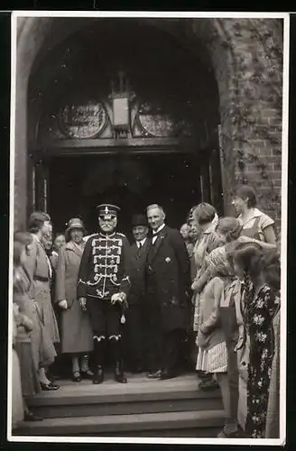 Fotografie General von Mackensen in Husaren-Uniform bei einem Empfang