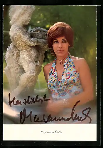 AK Schauspielerin Marianne Koch im Kleid, mit original Autograph