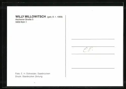 AK Schauspieler Willy Millowitsch mit Blumen im Krug, mit original Autograph