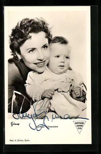 AK Schauspielerin Sonja Ziemann mit einem Baby in den Händen, Original Autograph