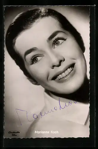 AK Schauspielerin Marianne Koch mit freundlichen Lächeln, Autograph