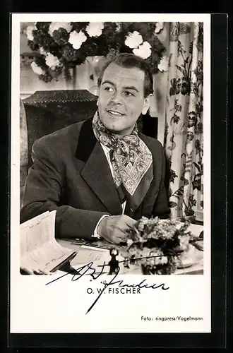 AK Schauspieler O. W. Fischer mit eleganten Halstuch im Anzug, Original Autograph