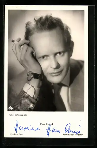 AK Schauspieler Hans Quest im Anzug mit Zigarette, Original Autograph