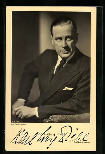 AK Schauspieler Karl Ludwig Diehl im Sessel sitzend porträtiert, Original Autograph