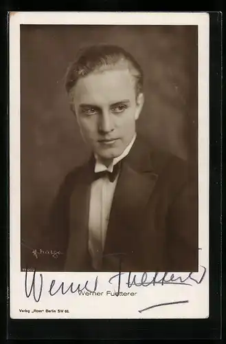 AK Schauspieler Werner Fuetterer in Denkerpose, Original Autograph