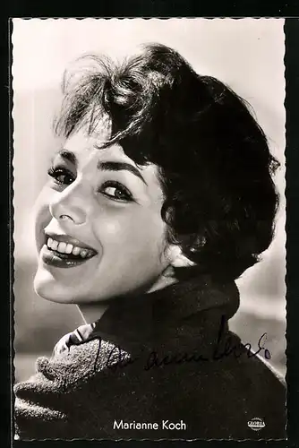 AK Schauspielerin Marianne Koch lacht in die Kamera, Original Autograph
