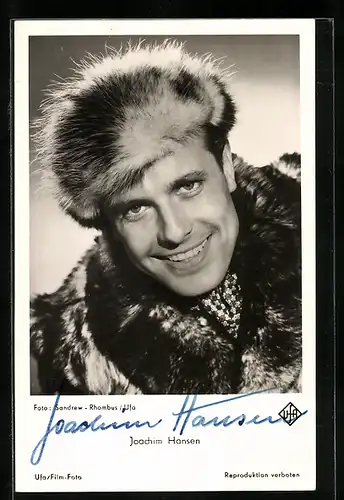 AK Schauspieler Joachim Hansen in Pelzmantel porträtiert, Original Autograph