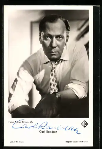 AK Schauspieler Carl Raddatz mit ernstem Blick, Original Autograph