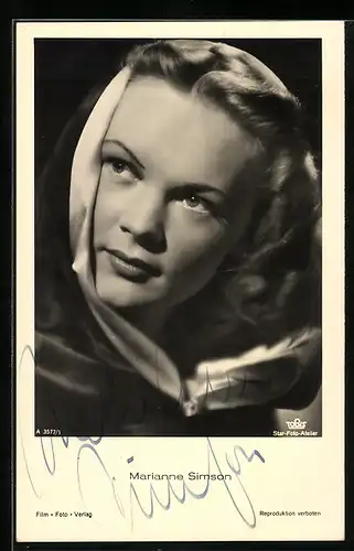 AK Schauspielerin Marianne Simson mit Kopftuch porträtiert, Original Autograph