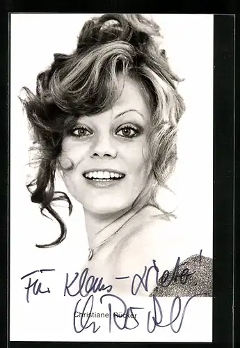 AK Schauspielerin Christiane Rücker mit toller Frisur in die Kamera schauend, Original Autograph