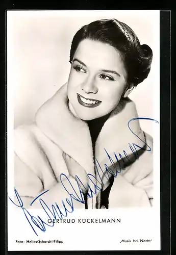 AK Schauspielerin Gertrud Kückelmann im Mantel, Original Autograph