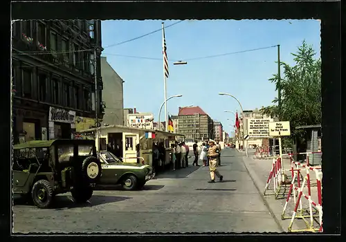 AK Berlin, Checkpoint Charlie mit Grenzer, Passierstelle Friedrichstrasse an der Sektorengrenze