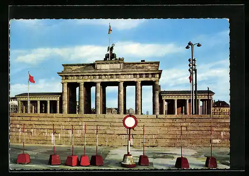 AK Berlin, Blick auf das Brandenburger Tor nach dem 13. Auggust 1961