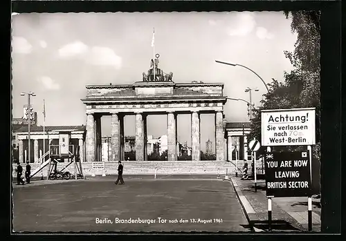 AK Berlin, Partie am Brandenburger Tor mit Mauer