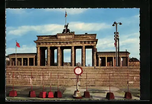 AK Berlin, Blick auf das Brandenburger Tor nach dem 13. Auggust 1961