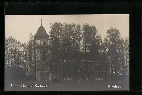 AK Schwefelbad in Kurland, Kirche hinter Bäumen