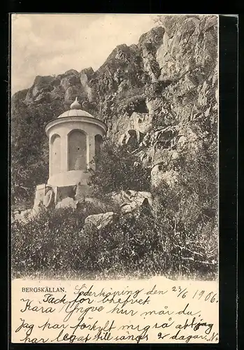 AK Bergskällan, Kleiner Tempel vor einer Felswand