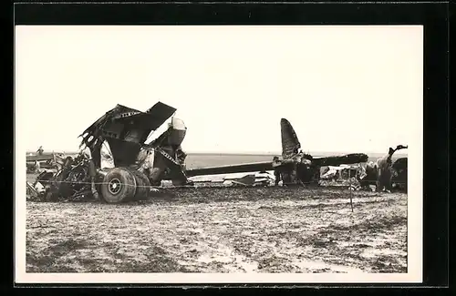 Foto-AK Wrack eines Kampfflugzeuges