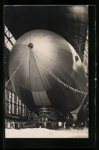 Foto-AK Zeppelin Graf Zeppelin am Tor der Werft