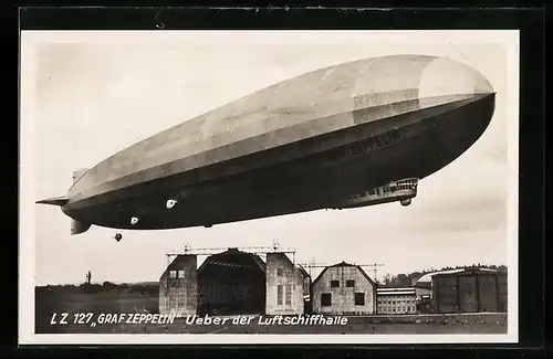 AK LZ 127 Graf Zeppelin über der Luftschiffhalle