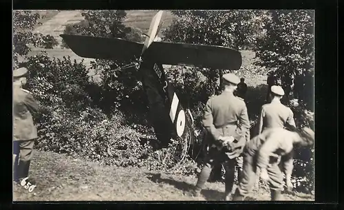 AK Soldaten an einem abgestürzten Flugzeug