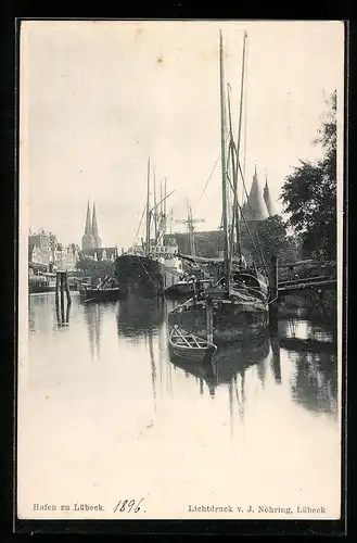 AK Lübeck, Blick vom Hafen in Richtung Holstentor und Kirche
