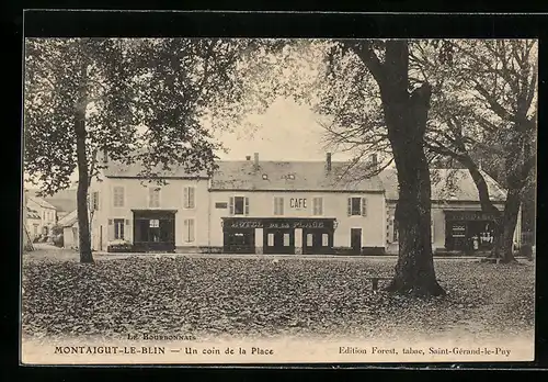 AK Montaigut-le-Blin, Un coin de la Place