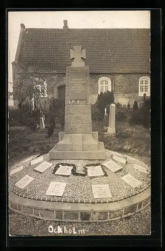 AK Ockholm, Kriegerdenkmal mit Grabplatten Gefallener vor einem Haus