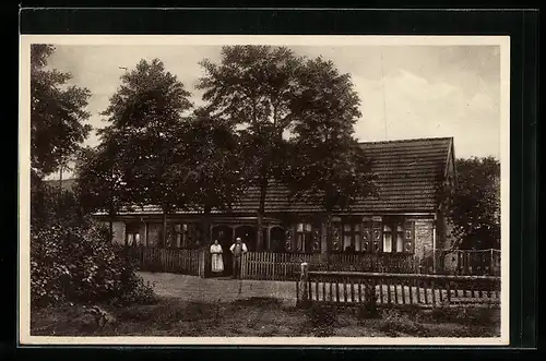 AK Tangersdorf bei Lychen, Schullandheim Parkaue mit Strasse und Herbergseltern