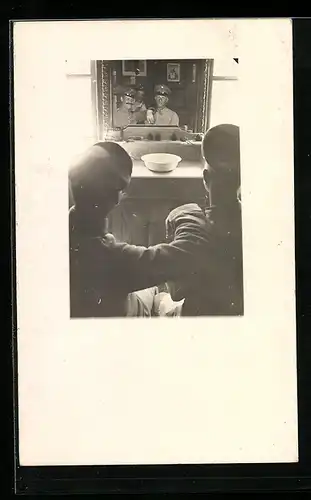 Foto-AK Kameraden vorm Spiegel