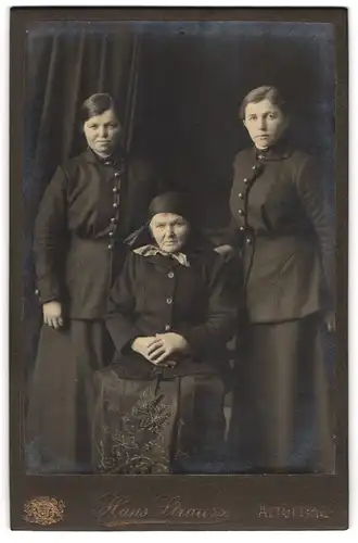 Fotografie Hans Strauss, Altötting, Schlotthammerstrasse 1, Alte Bürgerliche mit ihren Töchtern