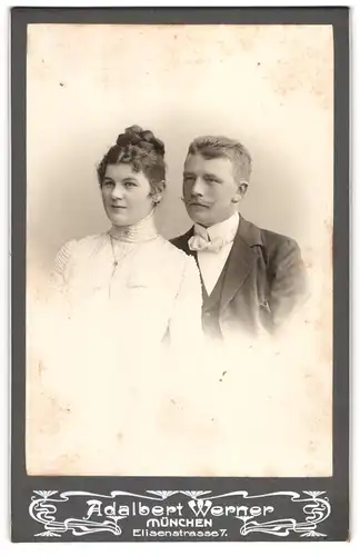 Fotografie Adalbert Werner, München, Elisenstrasse 7, Junges bürgerliches Paar in eleganter Kleidung