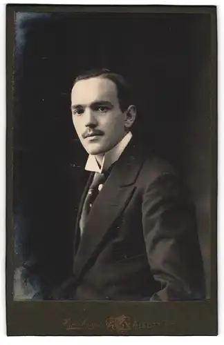 Fotografie Hans Strauss, Altötting, Eleganter Herr mit Schnauzbart im Anzug