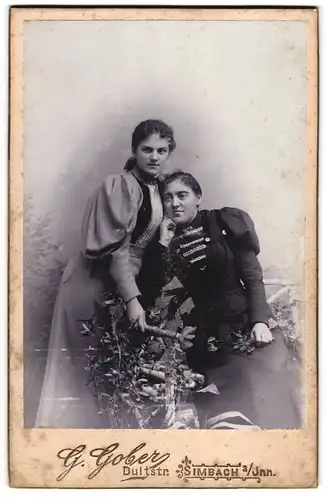 Fotografie G. Gober, Simbach am Inn, Dultstrasse, Zwei elegante Damen in vertrauter Pose