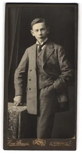 Fotografie Hans Strauss, Altötting, Junger Bürgerlicher in elegantem Anzug