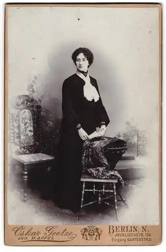 Fotografie Oskar Goetze, Berlin, Invaliden-Str. 134, Junge Dame im Kleid mit einem Buch