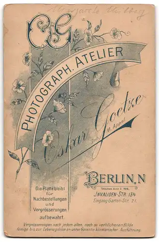 Fotografie Oskar Goetze, Berlin, Invaliden-Str. 134, Junge Dame im Kleid mit einem Buch
