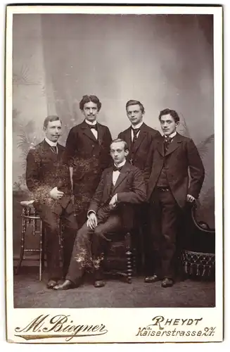 Fotografie M. Biegner, Rheydt, Kaiserstr. 27, Gruppe junger Herren in eleganter Kleidung