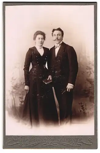 Fotografie Carl Lambrecht, Hannover, Luisen-Str. 3, Junges Paar in eleganter Kleidung