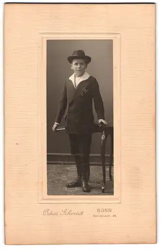 Fotografie Oskar Schmidt, Bonn, Remigiusstr. 24, Junge im Anzug mit einem Buch