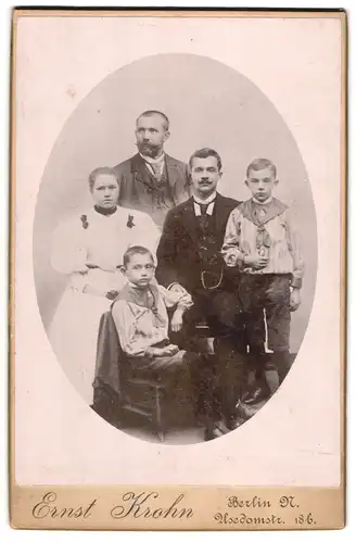 Fotografie Ernst Krohn, Berlin, Usedomstr. 18 b, Bürgerliche Familie in hübscher Kleidung