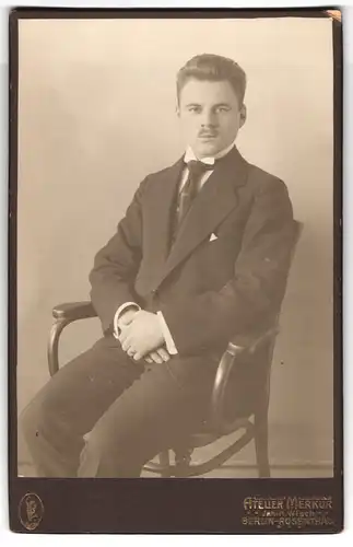 Fotografie H. Wisch, Berlin-Rosenthal, Hauptstr. 4, Junger Herr im Anzug mit Oberlippenbart