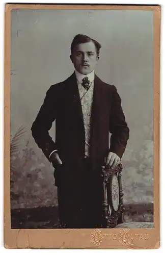 Fotografie Otto Gutau, Berlin, Krautstr. 52, Junger Herr im Anzug mit Krawatte