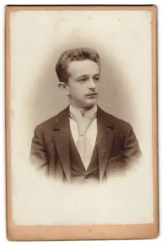 Fotografie Otto Utz, Stuttgart, Junger Herr im Anzug mit Krawatte