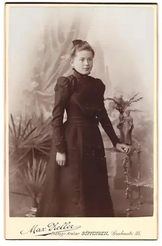 Fotografie Max Zeller, Göppingen, Grabesntr. 25, Junge Dame im schwarzen Kleid