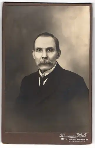 Fotografie Hermann Patzel, Hombruch-Barop, Märkischestr. 1, Elegant gekleideter Herr mit Schnauzbart