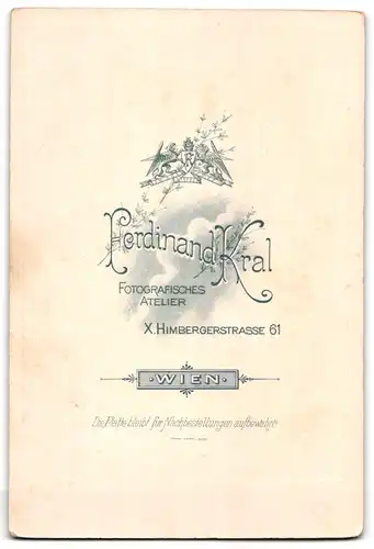 Fotografie Ferd. Kral, Wien, Himbergerstr. 61, Junge Dame in Bluse und Rock