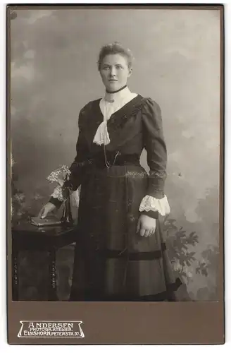 Fotografie Andersen, Elmshorn, Peterstr. 37, Junge Dame im modischen Kleid